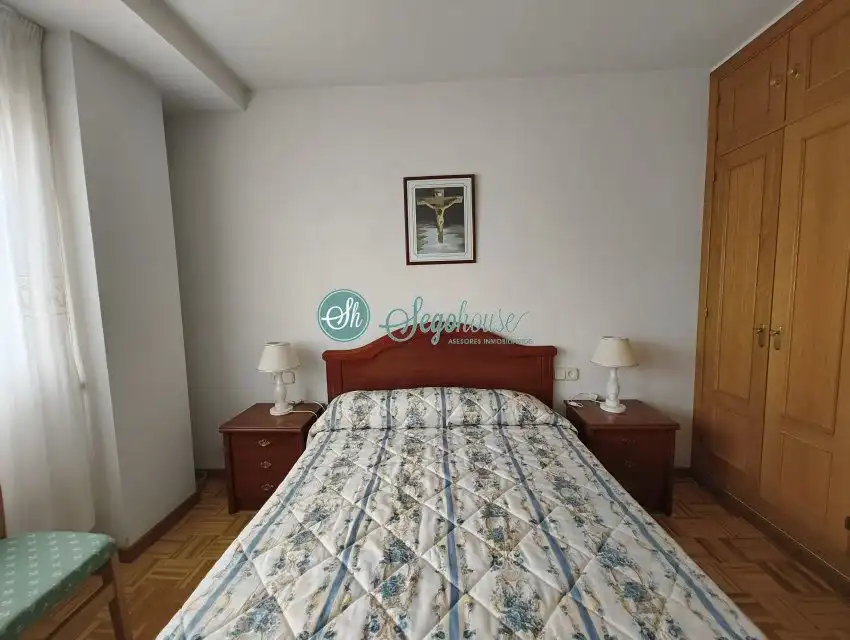 Habitación de Piso de alquiler en San Cristóbal de Segovia con Calefacción, Parquet y Amueblado