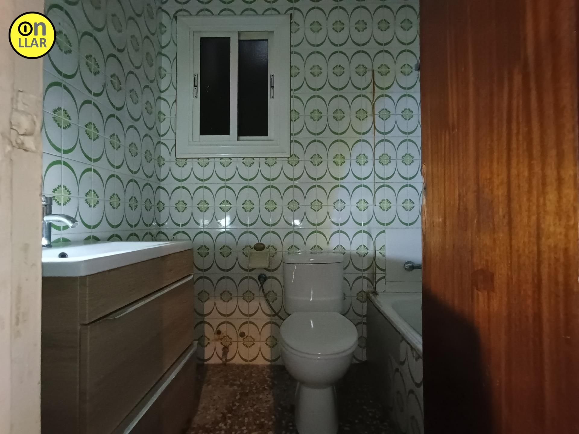 Bany de Pis en venda en Parets del Vallès amb Terrassa i Balcó