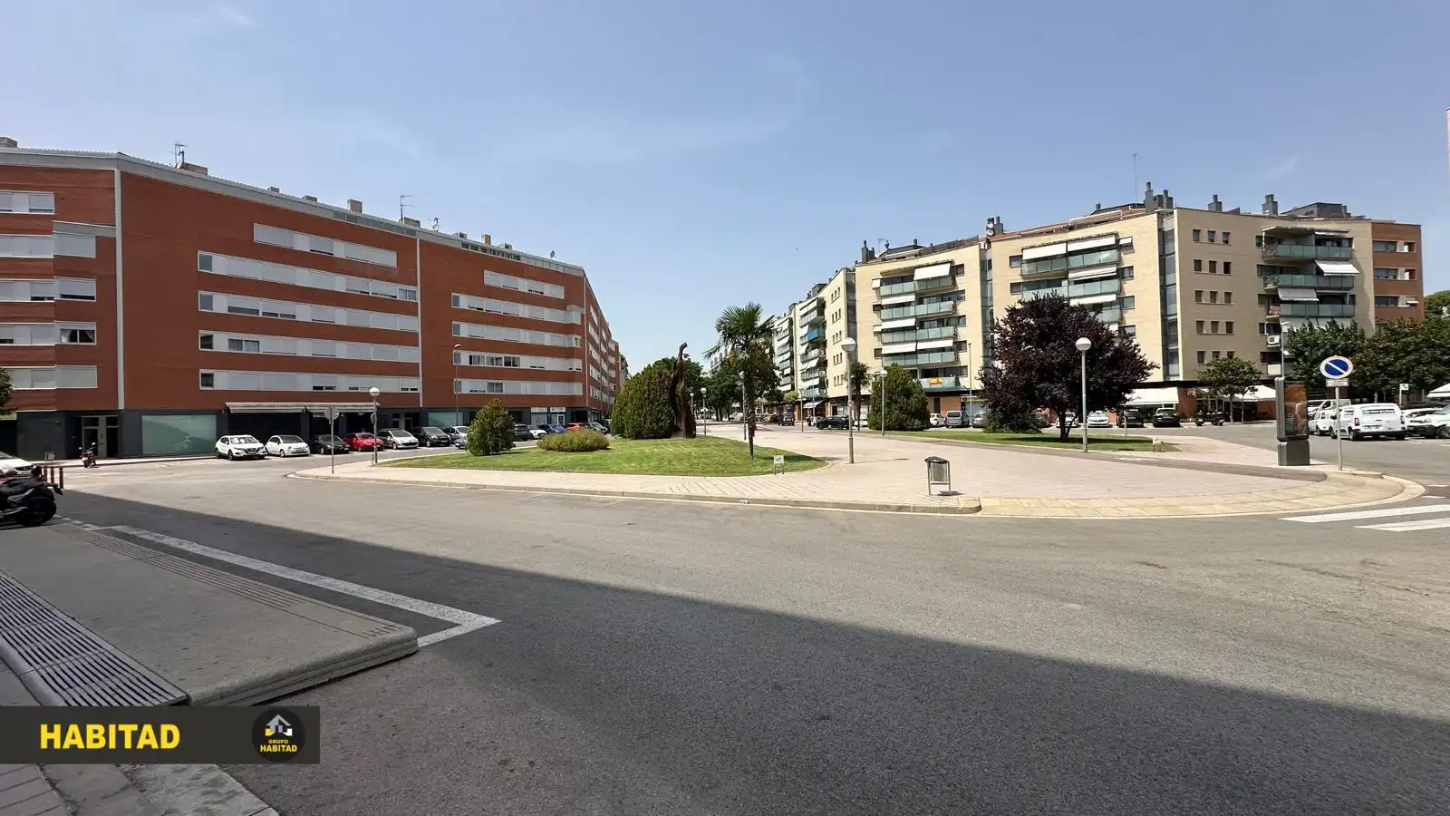 Vista exterior de Local en venda en Sant Joan Despí amb Aire condicionat, Calefacció i Parquet