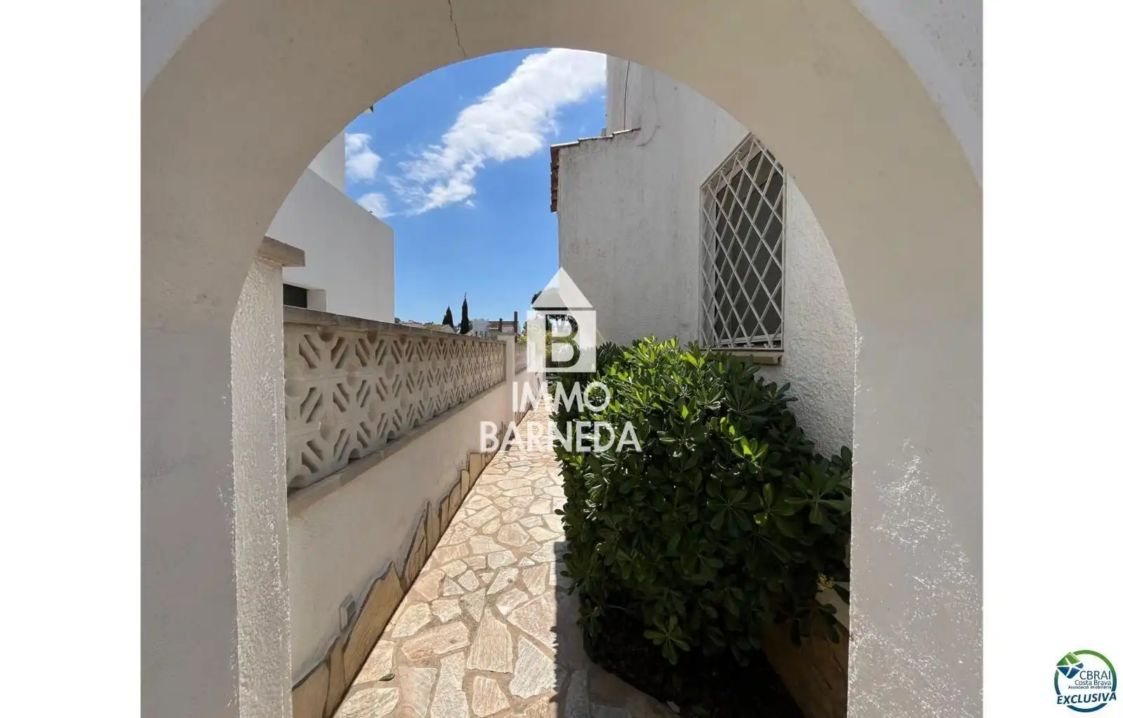 Vista exterior de Casa o xalet en venda en Empuriabrava amb Calefacció, Jardí privat i Terrassa