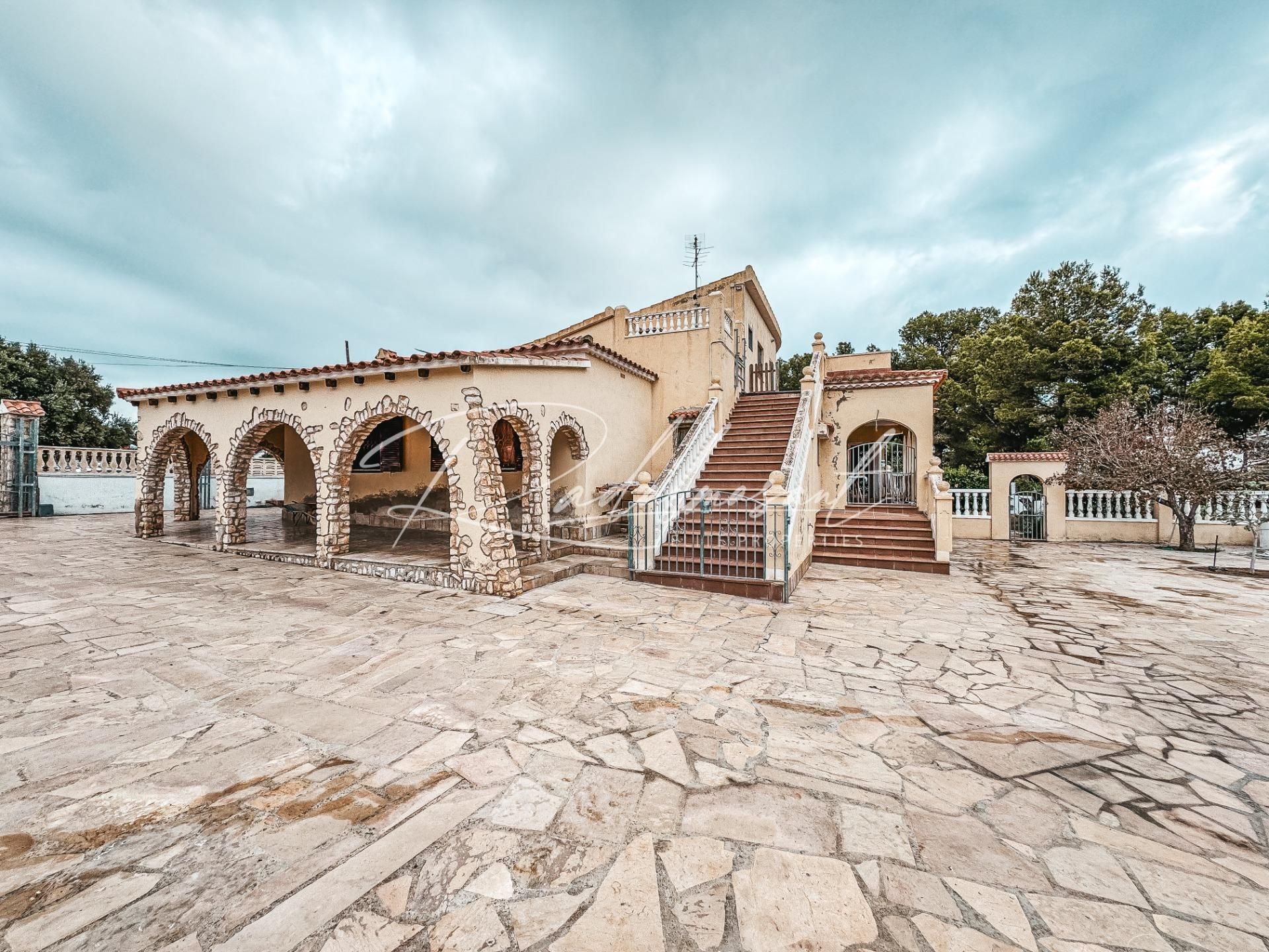 Vista exterior de Casa o xalet en venda en Mont-roig del Camp amb Jardí privat, Terrassa i Piscina