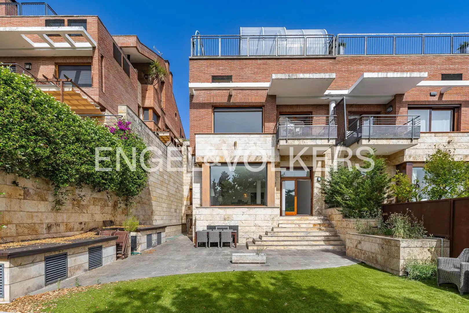 Vista exterior de Casa o chalet en venta en Sant Cugat del Vallès con Aire acondicionado, Calefacción y Jardín privado