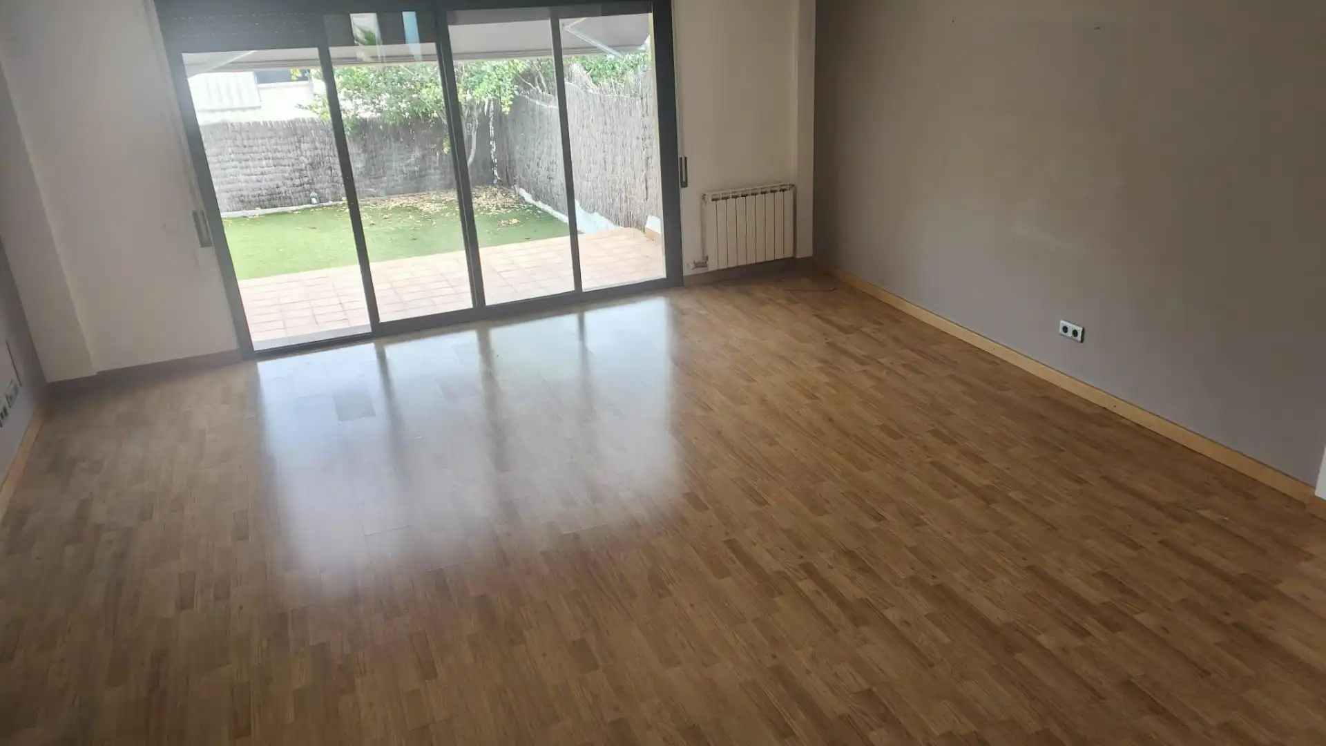 Sala d'estar de Casa adosada en venda en Vilanova i la Geltrú amb Calefacció, Jardí privat i Terrassa