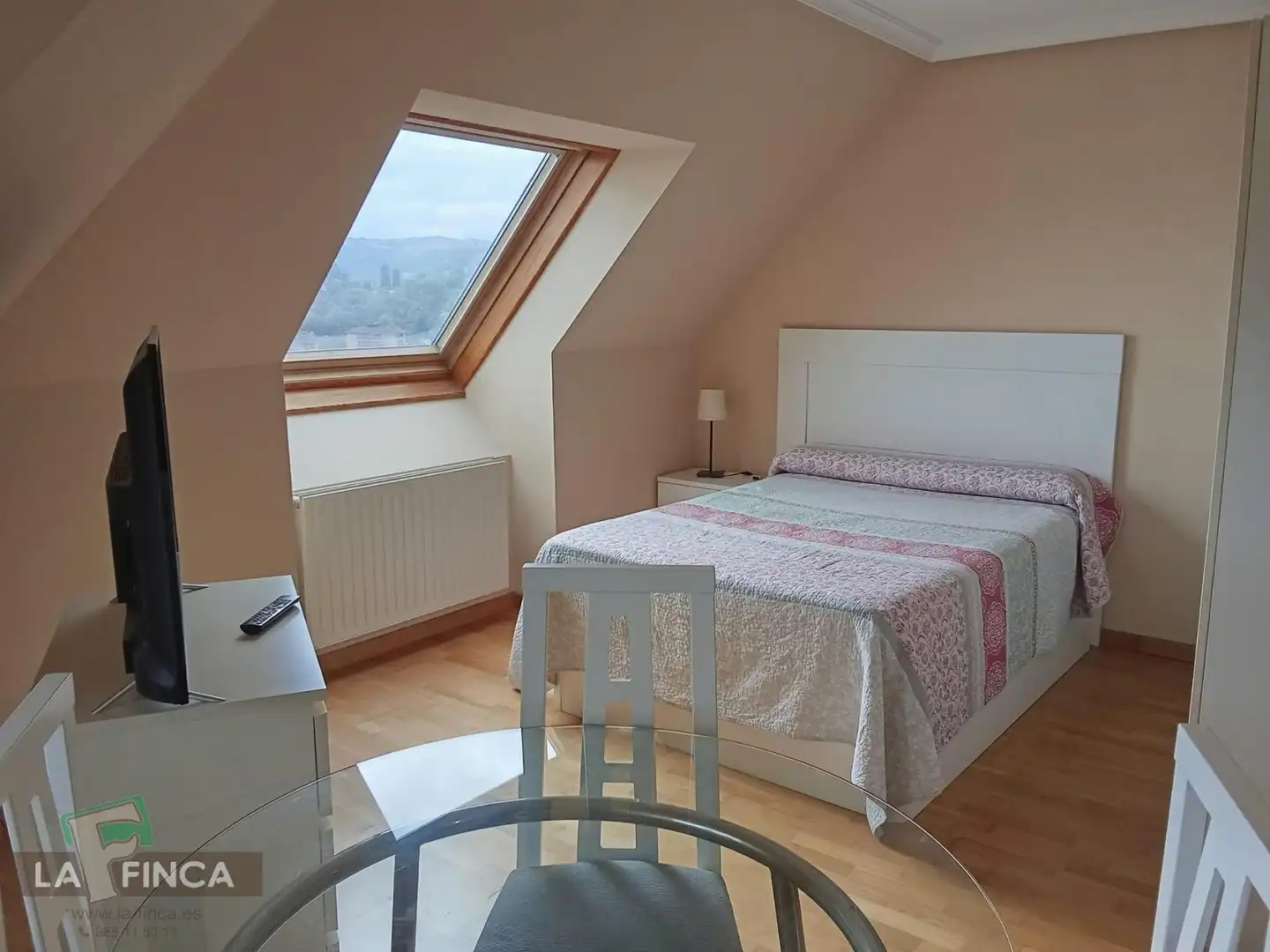 Habitación de Estudio en venta en Oviedo  con Calefacción, Trastero y Amueblado