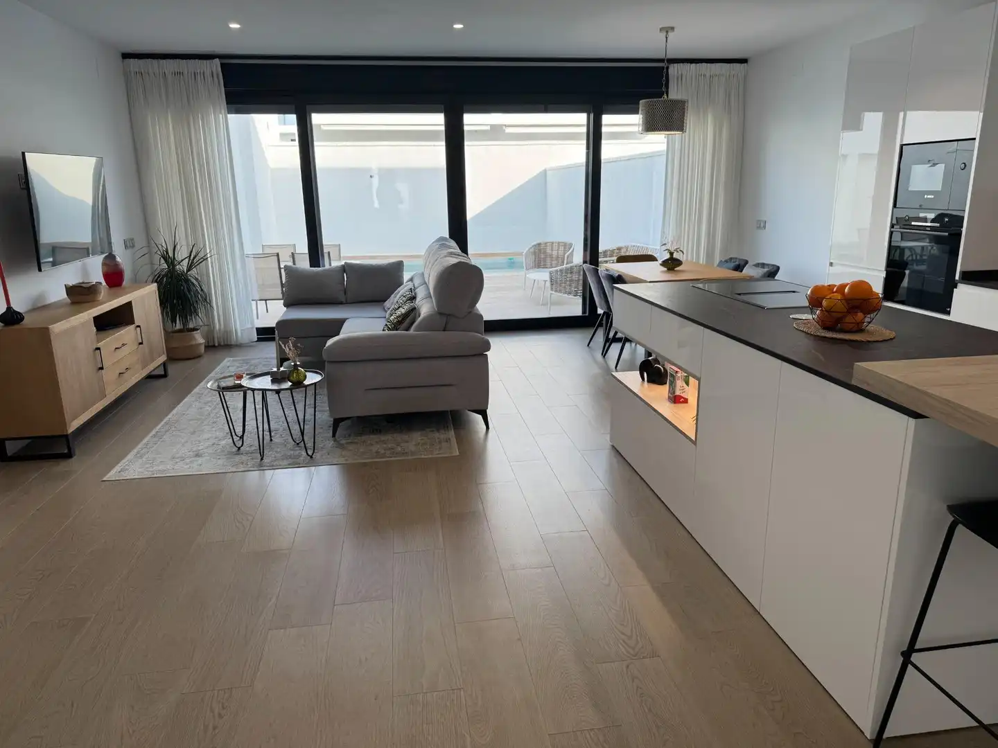 Sala d'estar de Casa adosada en venda en Dos Hermanas amb Aire condicionat, Calefacció i Jardí privat
