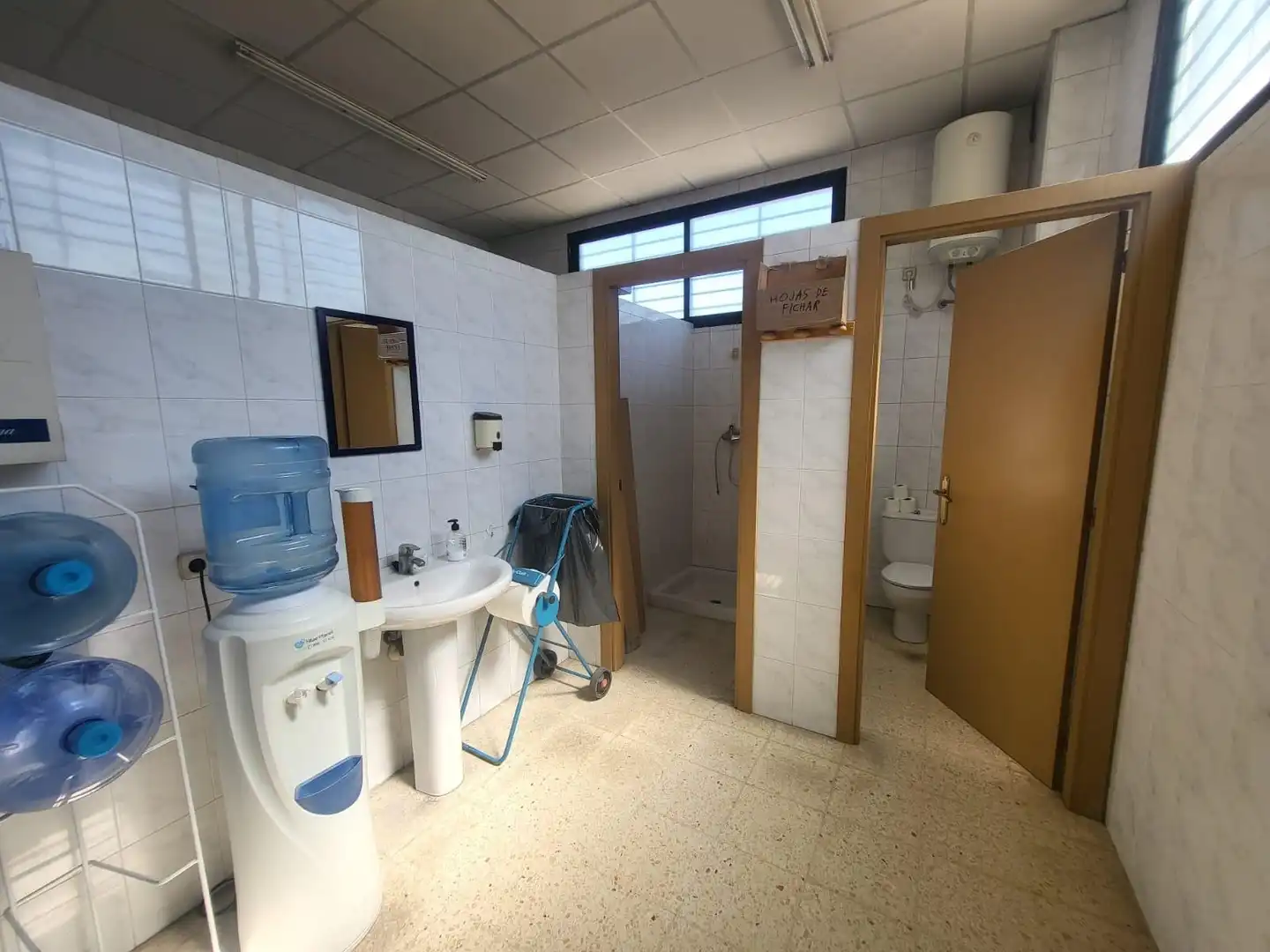 Badezimmer von Fabrikhallen zum Verkauf in Igualada