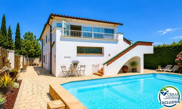 Vista exterior de Casa o xalet en venda en Roses amb Aire condicionat, Calefacció i Piscina