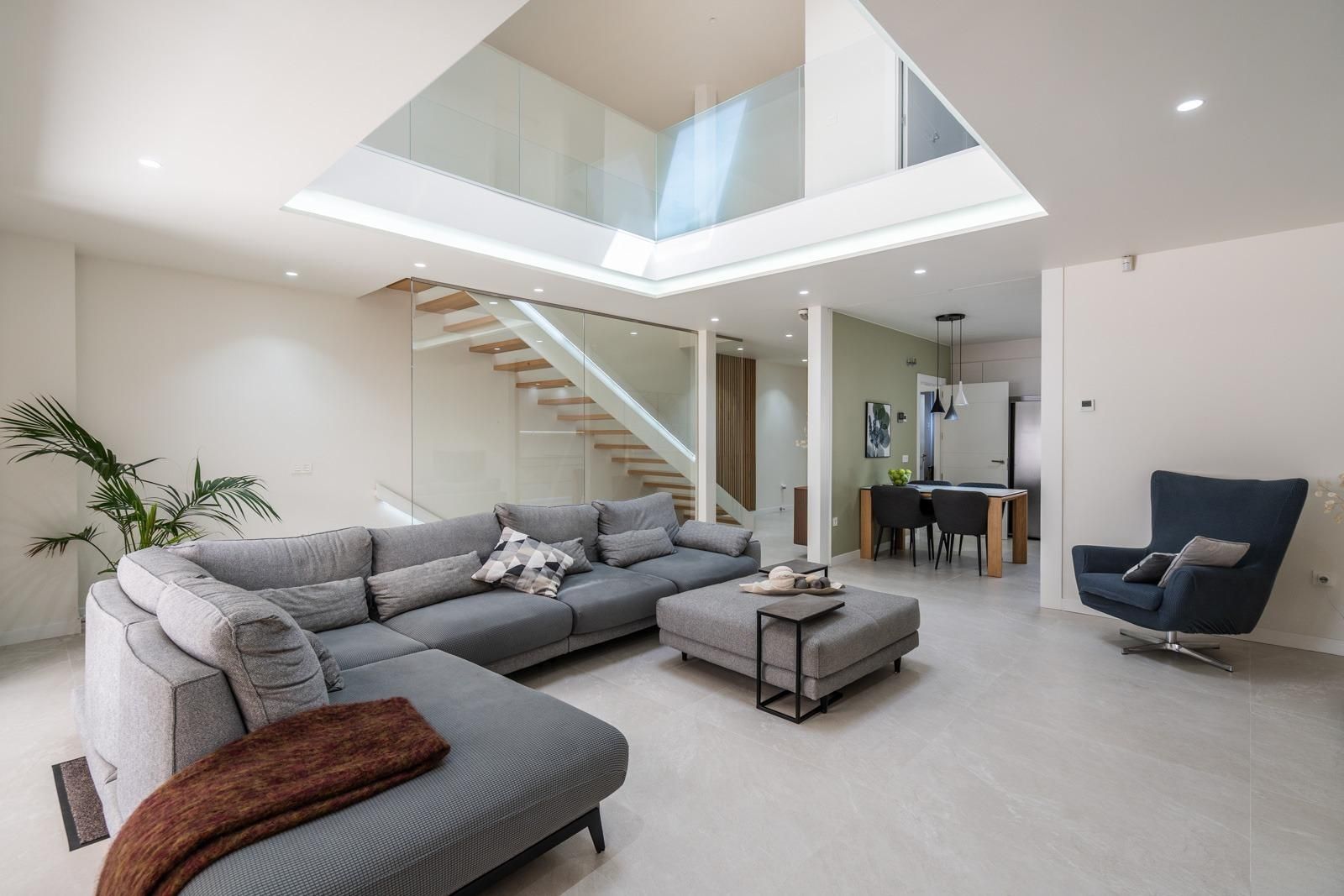 Sala d'estar de Casa adosada en venda en  Madrid Capital amb Aire condicionat, Terrassa i Piscina