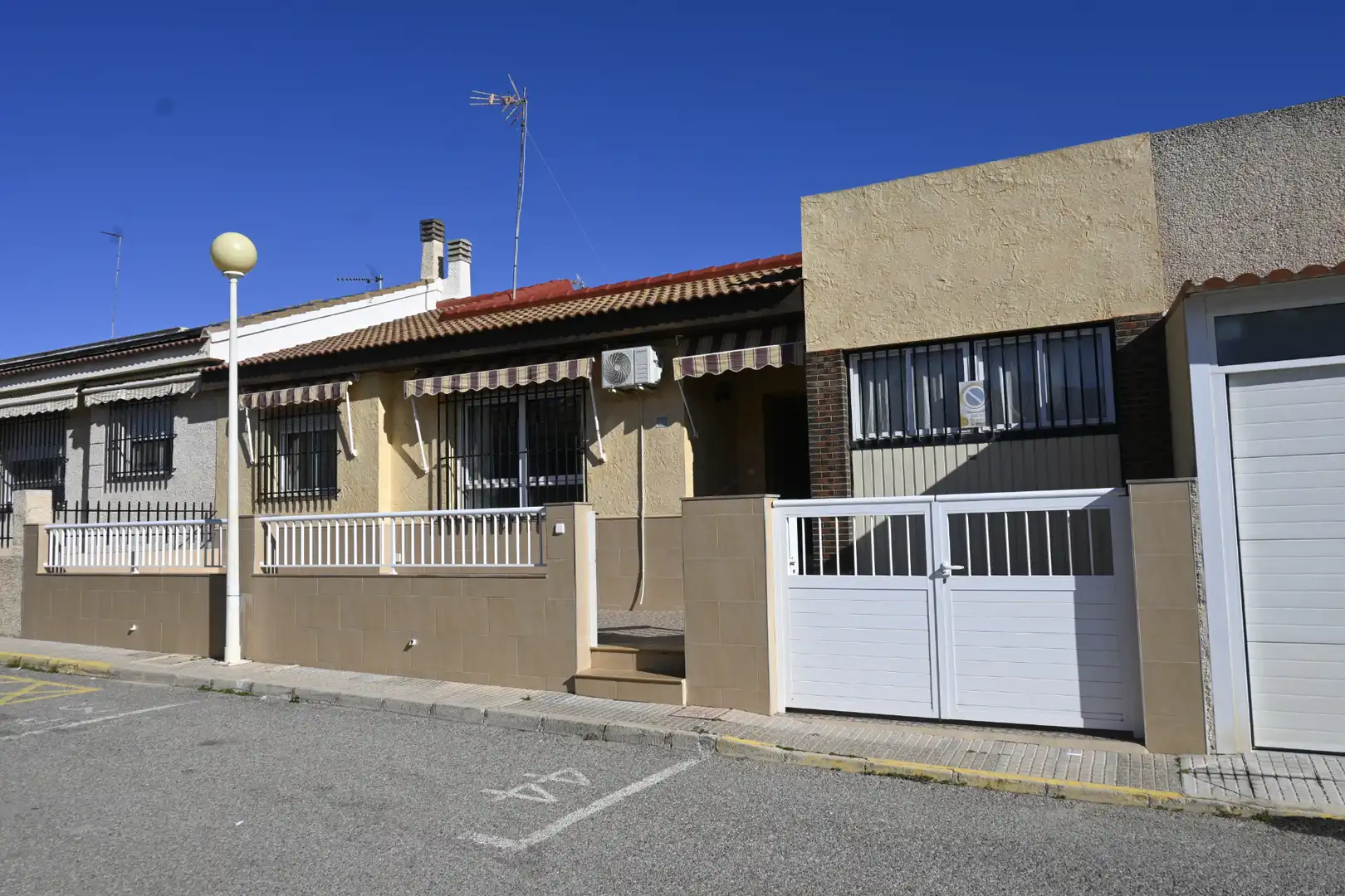 Außenansicht von Einfamilien-Reihenhaus zum Verkauf in Cartagena mit Privatgarten, Terrasse und Abstellraum