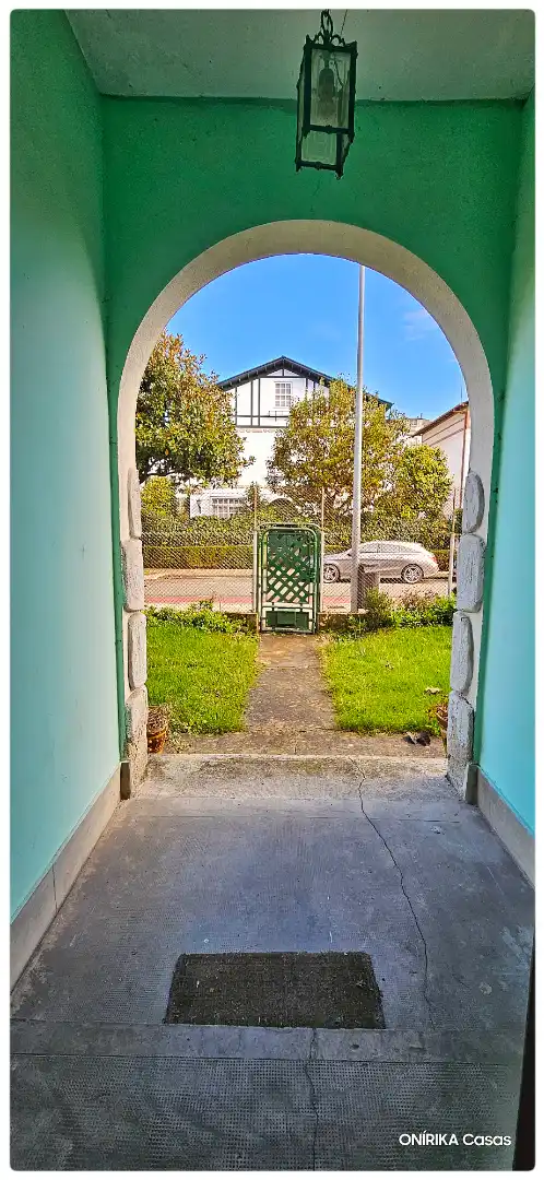 Vista exterior de Casa o xalet en venda en Lugo amb Jardí privat, Parquet i Traster