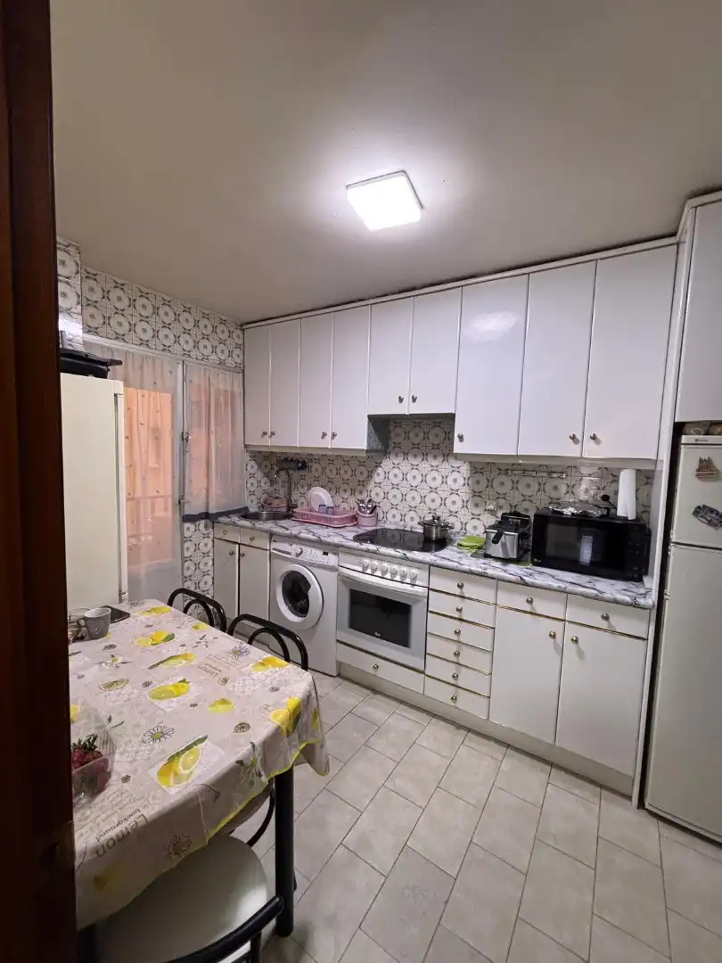 Cuina de Pis en venda en Oviedo  amb Calefacció, Parquet i Forn