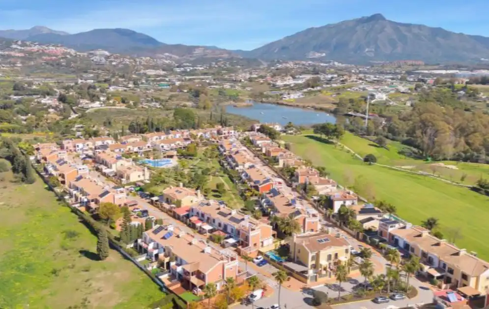 Casa adosada en venda a Guadalmina Alta