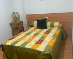 Dormitori de Apartament de lloguer en  Granada Capital amb Aire condicionat, Moblat i Rentadora