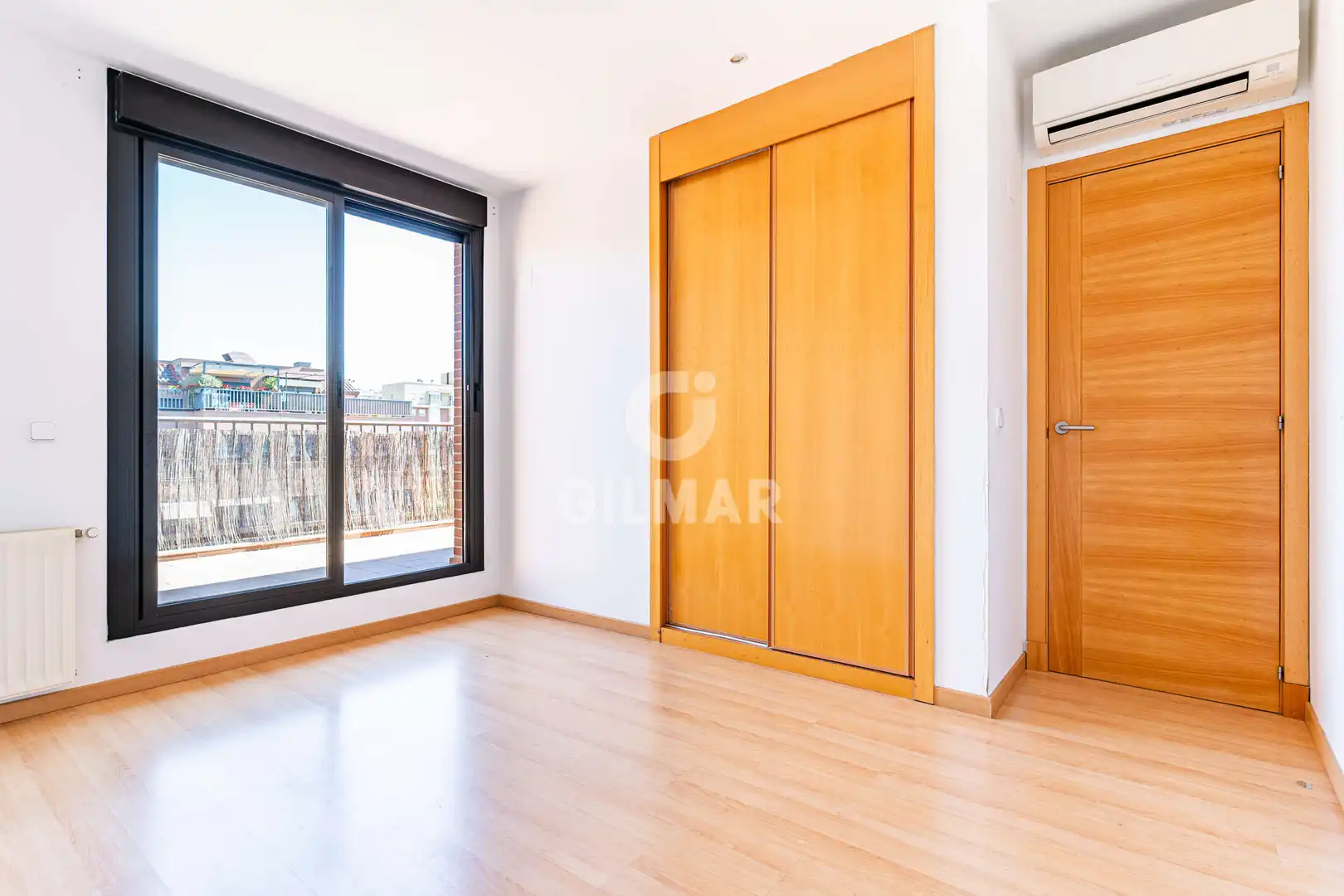 Schlafzimmer von Dachboden zum Verkauf in Madrid mit Heizung, Privatgarten und Abstellraum