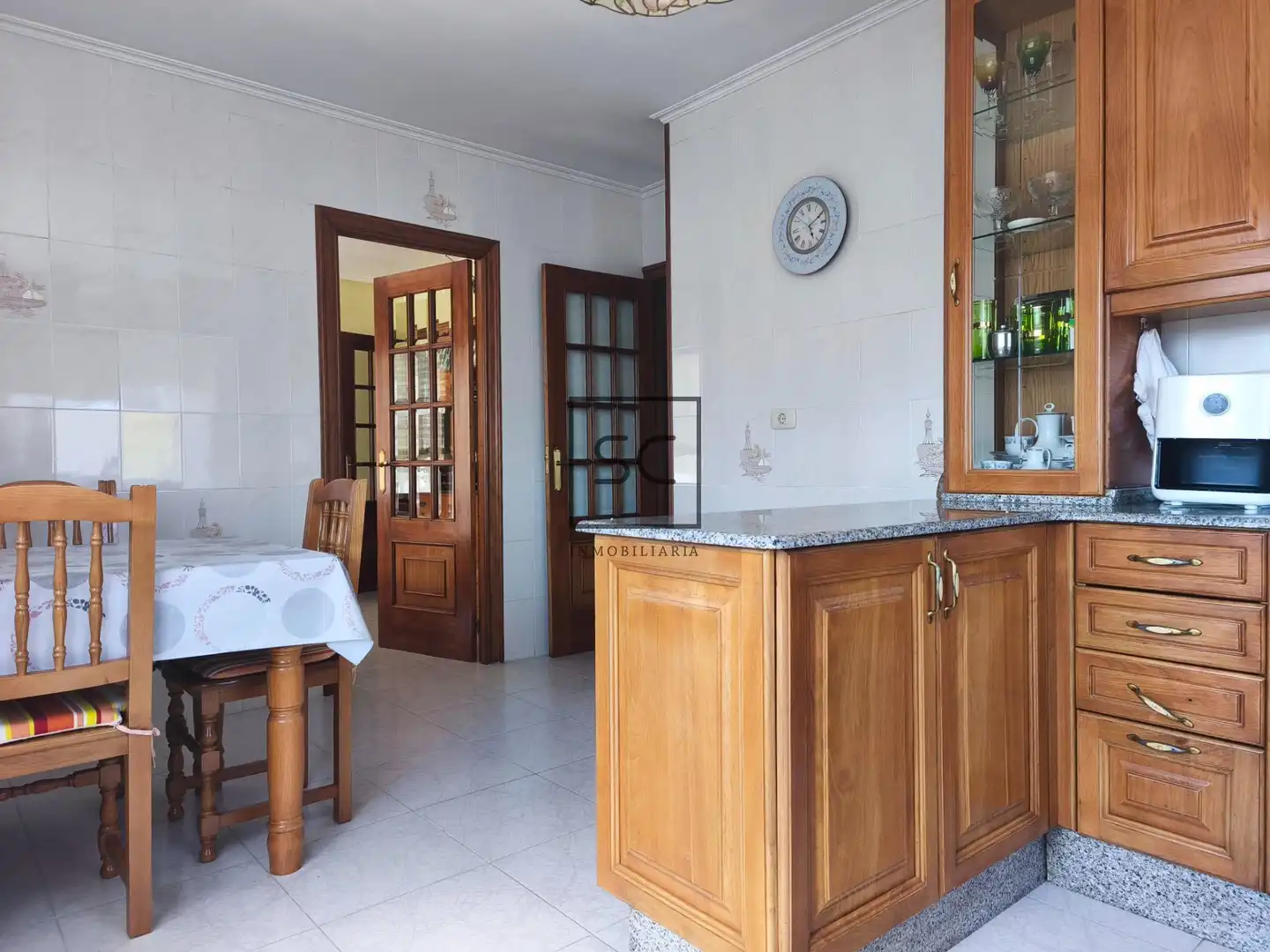 Cuina de Casa o xalet en venda en Narón amb Calefacció i Jardí privat