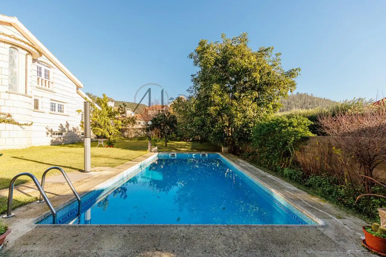 Piscina de Casa o xalet en venda en Nigrán amb Calefacció, Jardí privat i Terrassa
