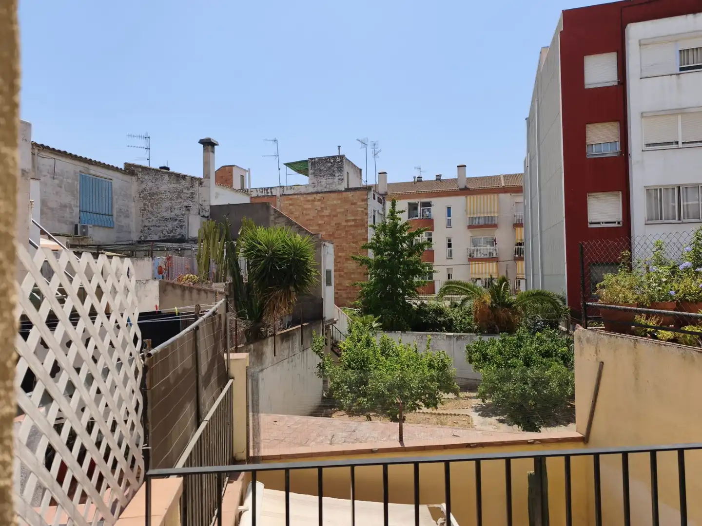 Vista exterior de Casa o xalet en venda en Vilanova i la Geltrú amb Aire condicionat, Terrassa i Balcó
