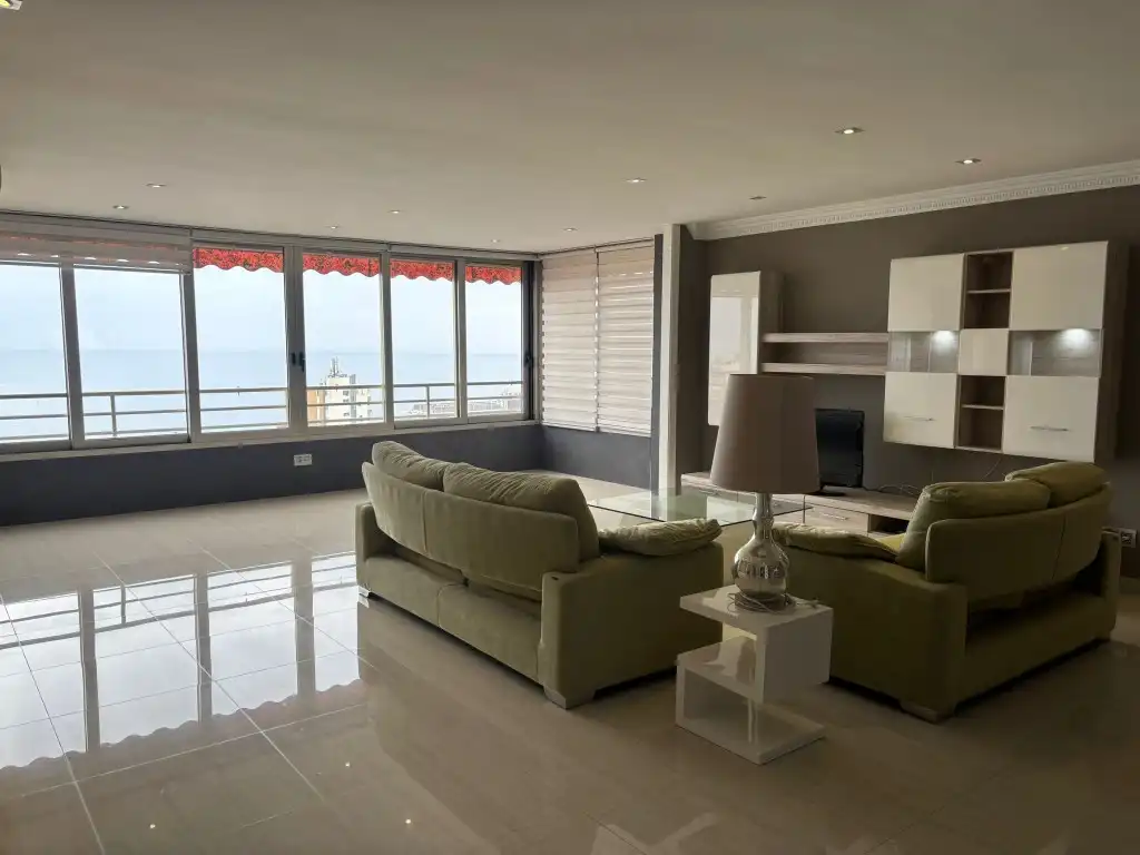 Sala d'estar de Pis de lloguer en Benidorm amb Piscina i Moblat