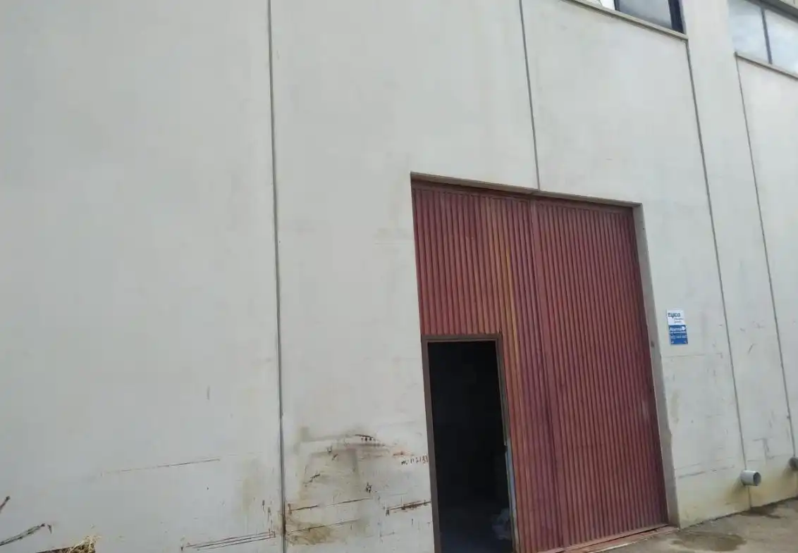 Außenansicht von Fabrikhallen zur Miete in Antas