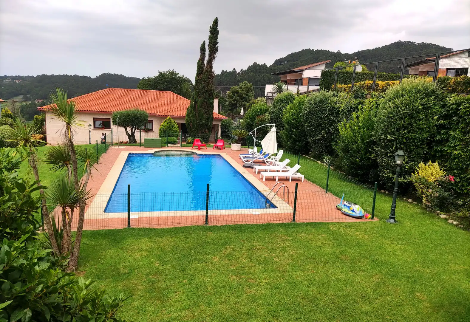 Piscina de Casa o xalet en venda en Gondomar amb Jardí privat, Parquet i Terrassa