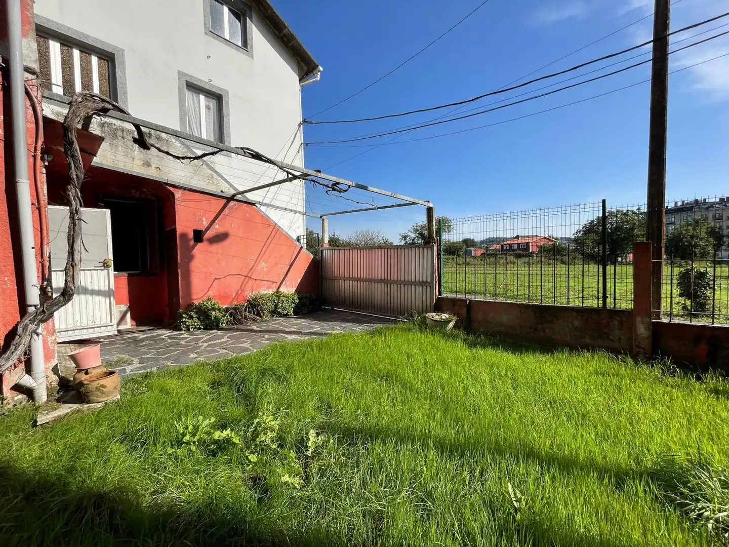 Vista exterior de Casa o xalet en venda en Narón amb Calefacció, Jardí privat i Terrassa