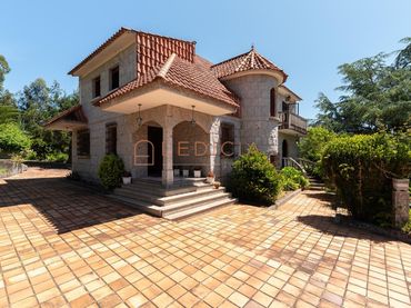 Detached house with balcony for sale in Rua Estrada Viso-Hio