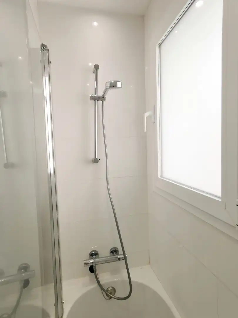 Baño de Piso de alquiler en Marbella con Aire acondicionado, Terraza y Amueblado