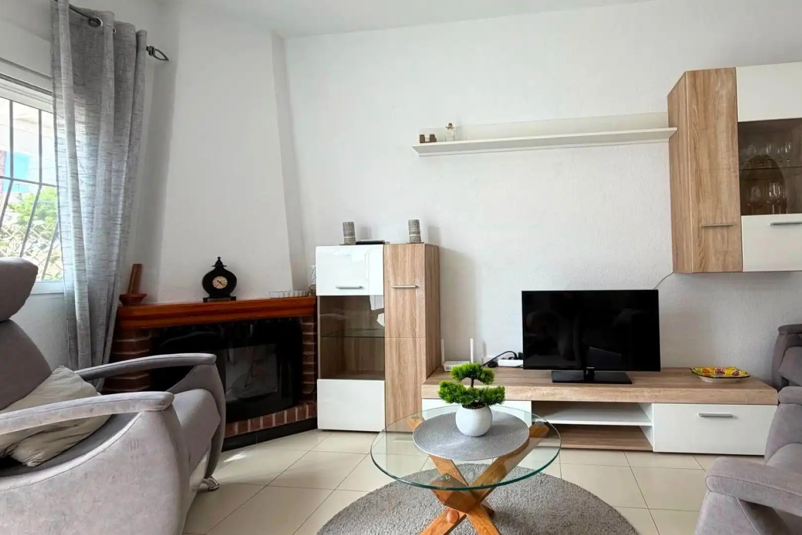 Wohnzimmer von Einfamilien-Reihenhaus zum Verkauf in Torrevieja mit Klimaanlage, Heizung und Terrasse