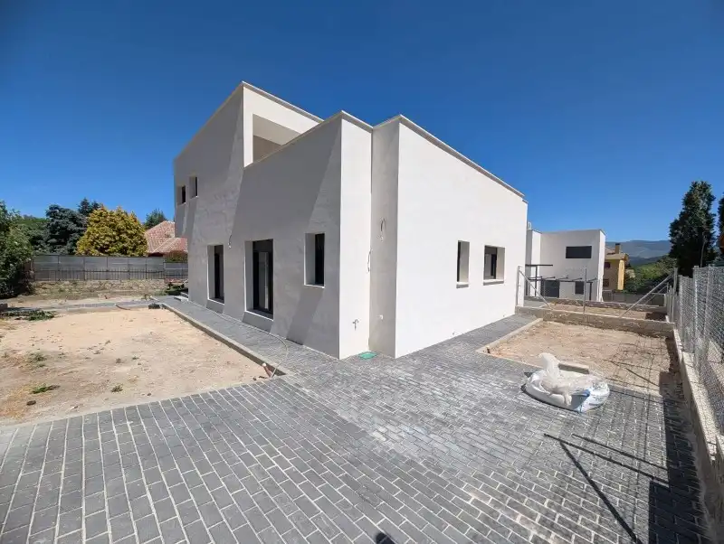 Vista exterior de Casa adosada en venta en El Espinar con Calefacción y Terraza