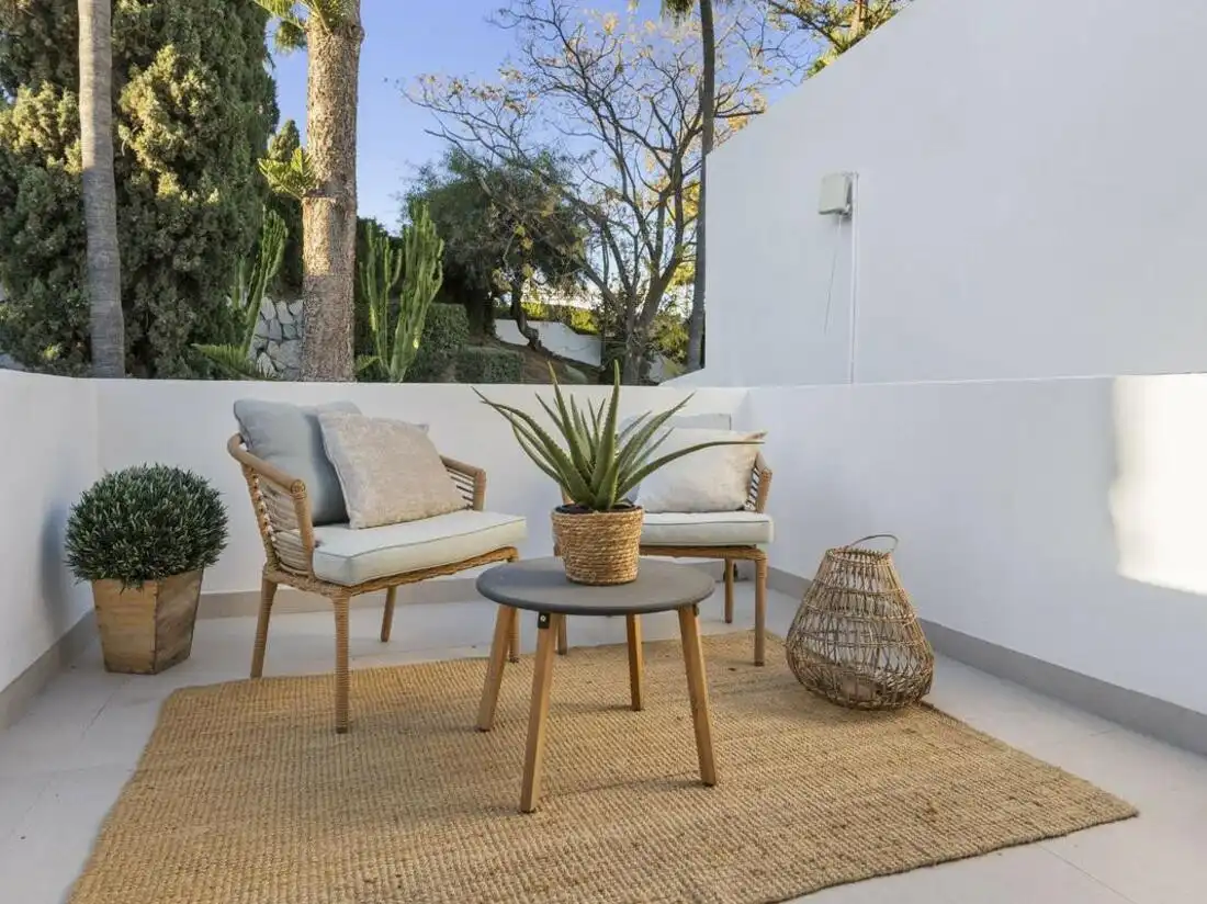 Terrasse von Einfamilien-Reihenhaus zum Verkauf in Marbella mit Klimaanlage, Terrasse und Balkon