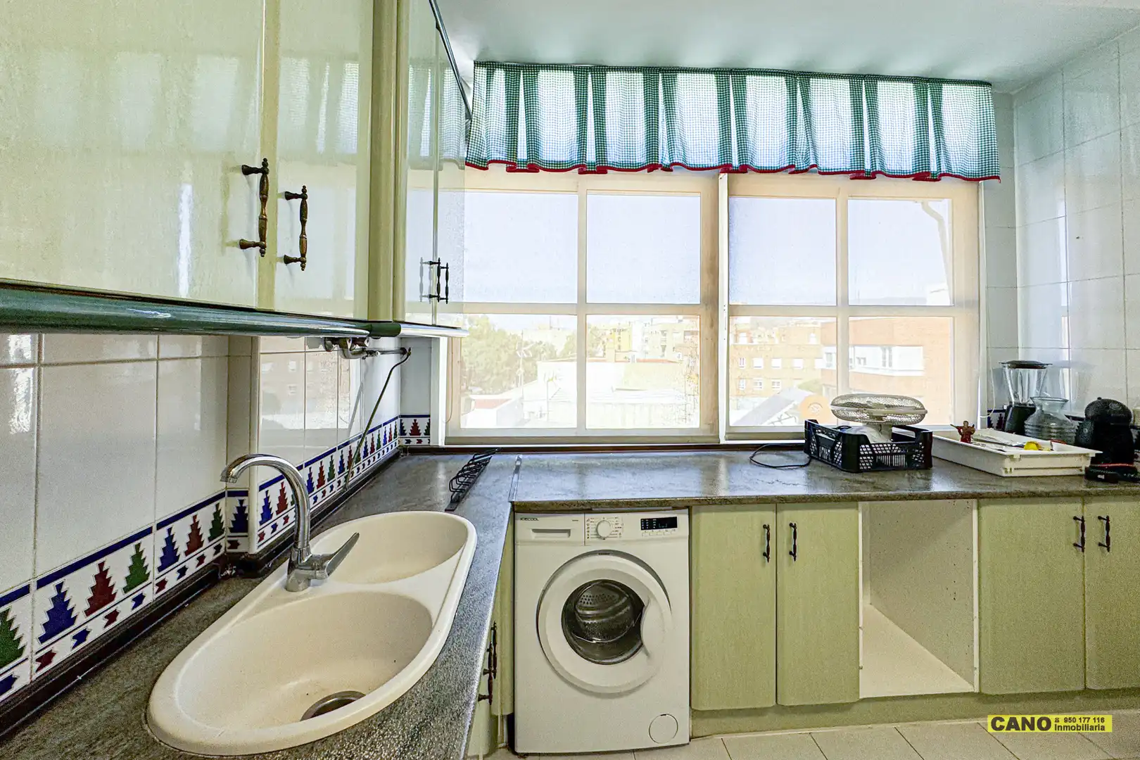 Cocina de Piso en venta en Almería con Terraza y Trastero