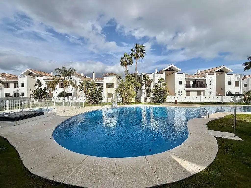 Piso con piscina en venta en La Alcaidesa, imagen 2