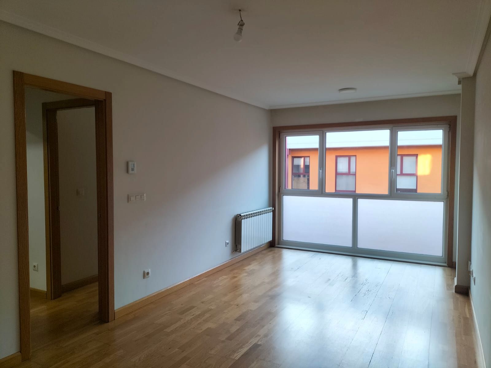 Sala d'estar de Pis en venda en Cambre  amb Calefacció, Parquet i Moblat