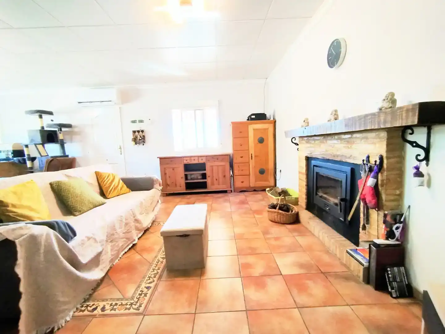 Sala de estar de Finca rústica en venta en Caudete con Aire acondicionado y Piscina