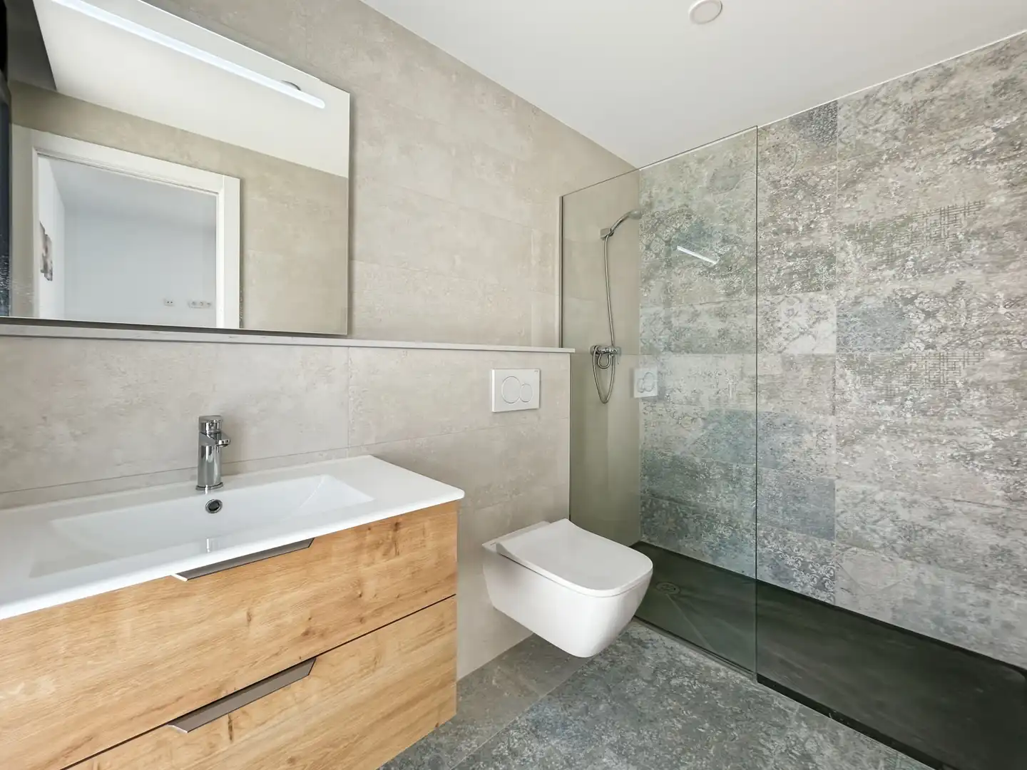 Badezimmer von Einfamilien-Reihenhaus zum Verkauf in Empuriabrava mit Klimaanlage, Heizung und Schwimmbad