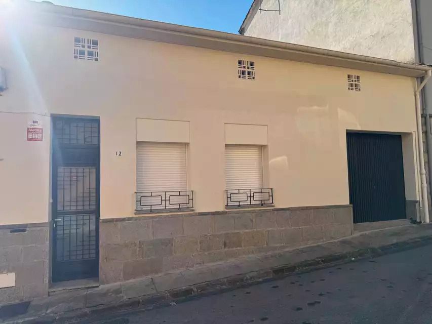 Vista exterior de Casa o xalet en venda en Olot amb Calefacció, Terrassa i Traster