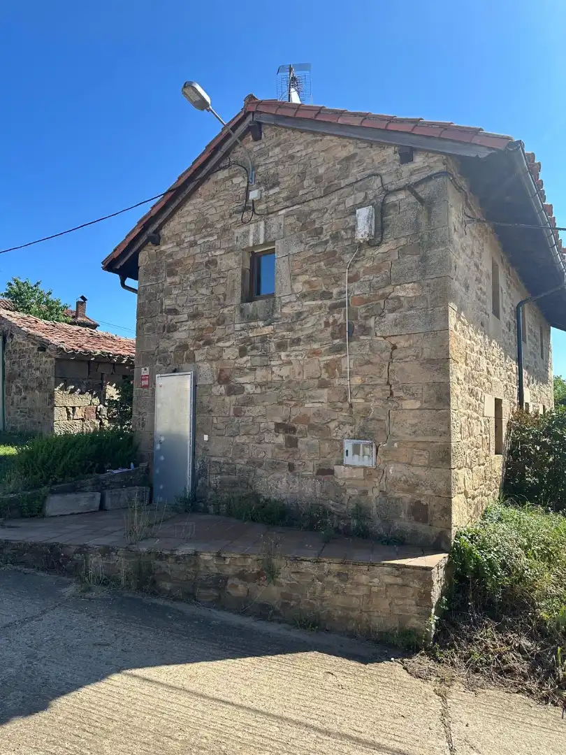 Vista exterior de Finca rústica en venda en Barruelo de Santullán amb Parquet