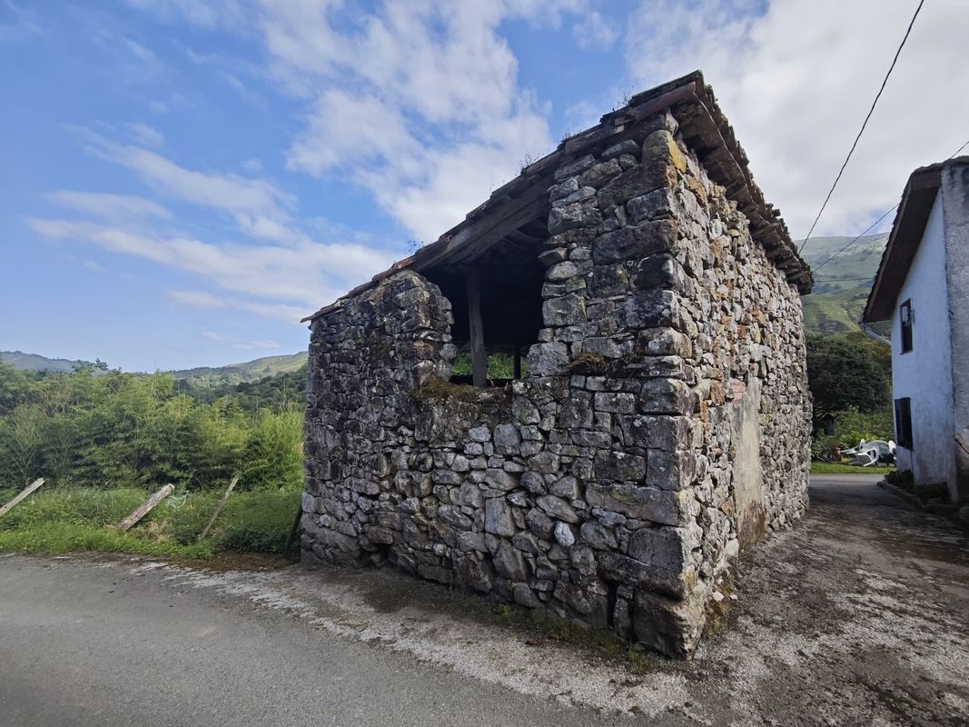Vista exterior de Casa o xalet en venda en Llanes amb Jardí privat