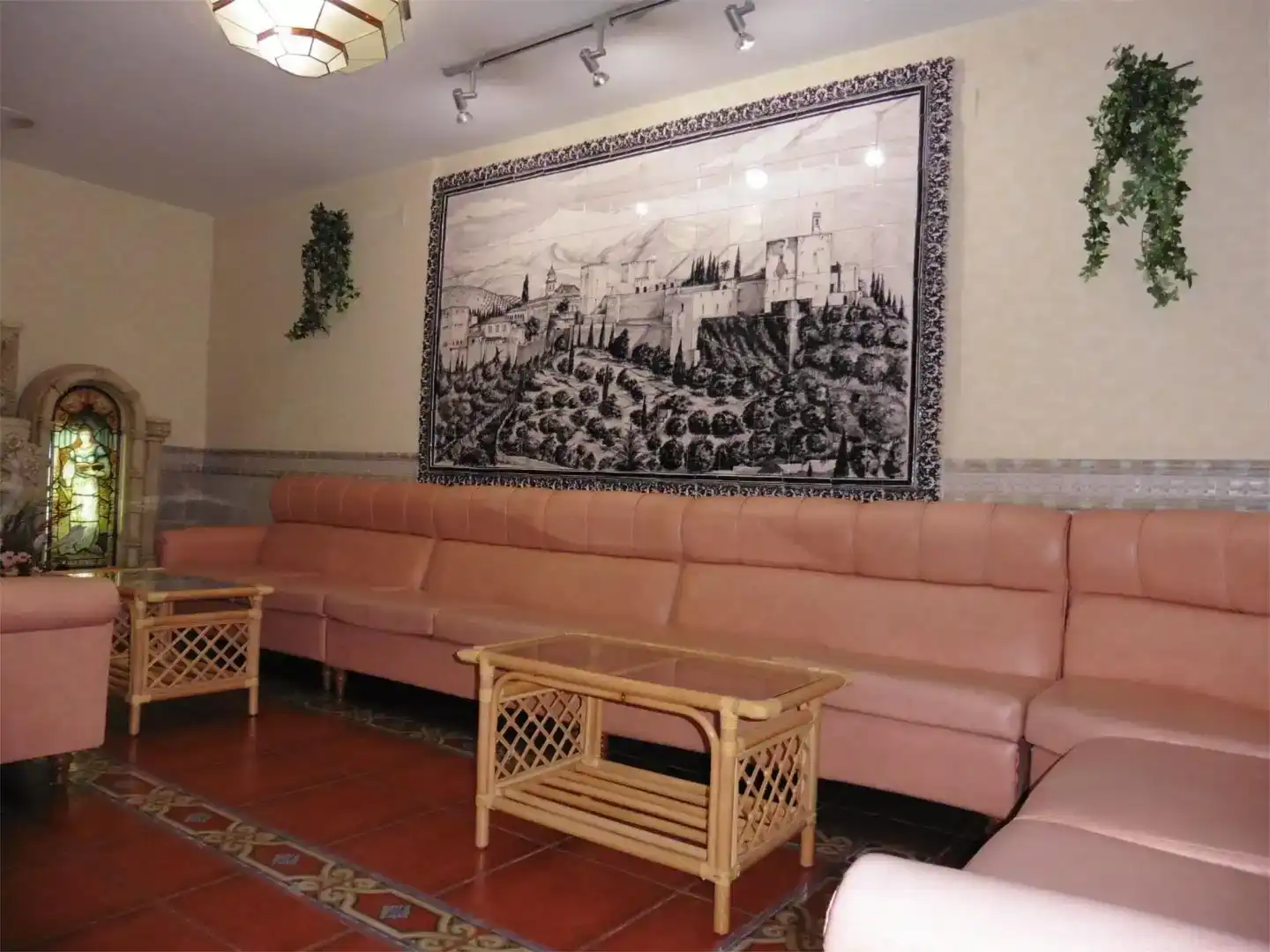 Sala d'estar de Local en venda en Cortes y Graena amb Aire condicionat i Moblat