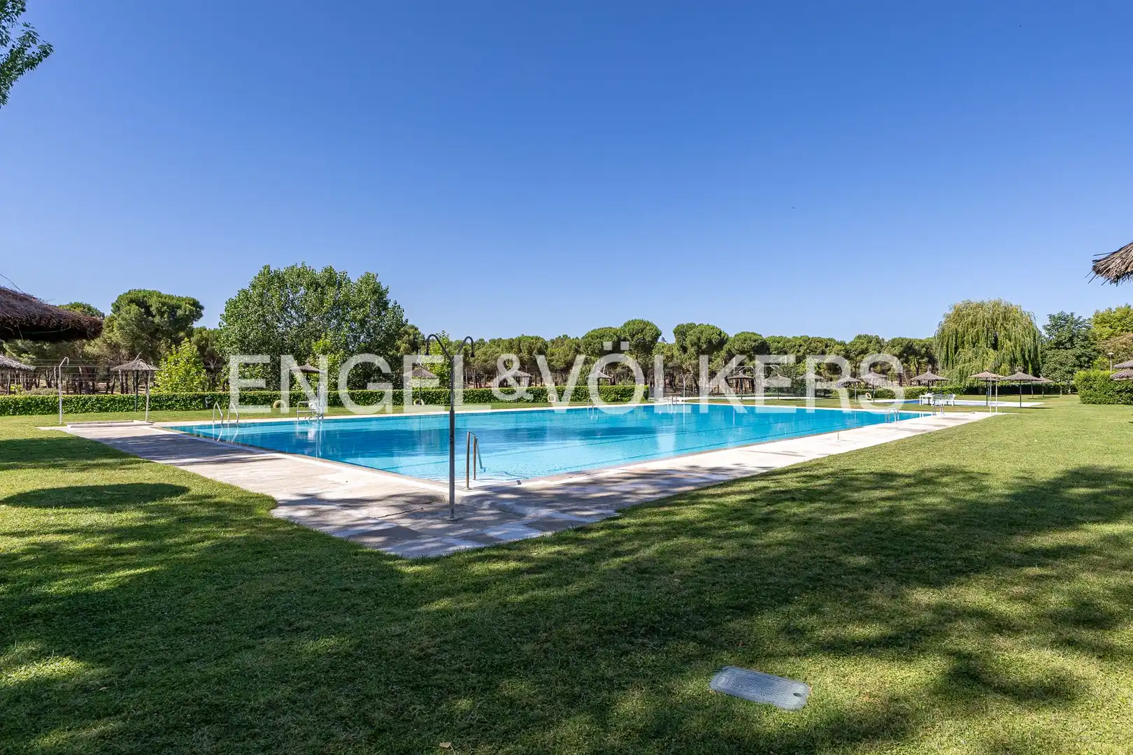 Piscina de Pis en venda en Majadahonda amb Aire condicionat, Calefacció i Terrassa