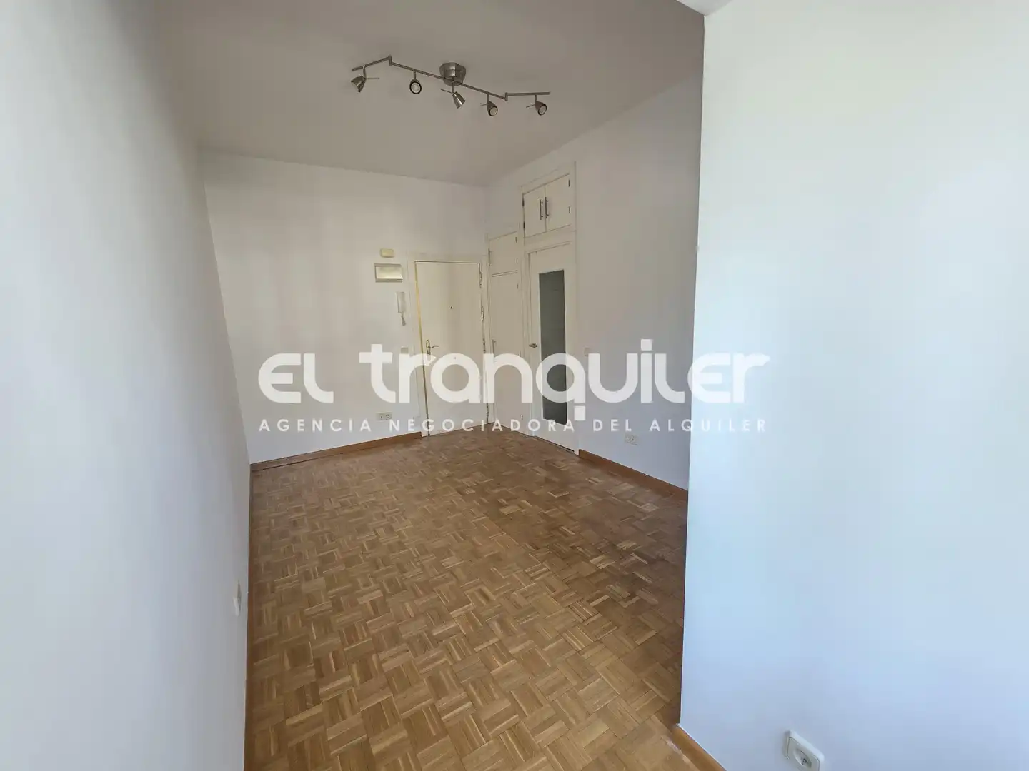 Bedroom of Study for rent in Madrid  with Air Conditioner, Parquet flooring and Washing machine