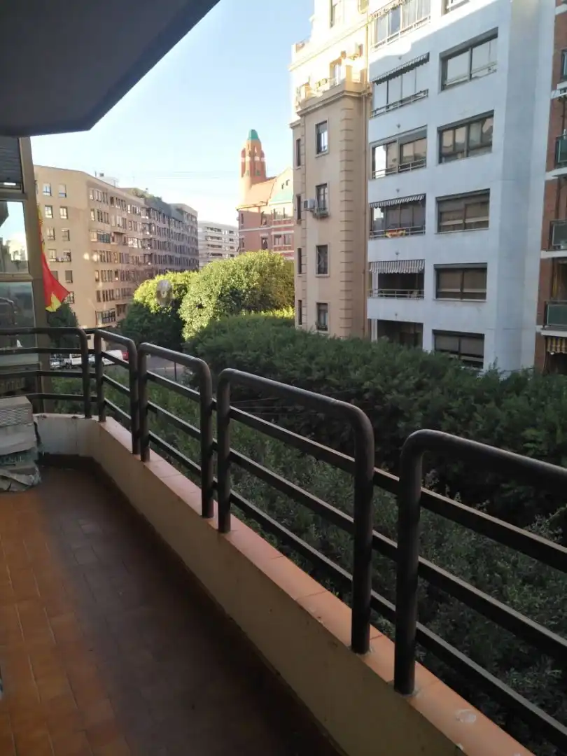 Vista exterior de Piso para compartir en Valencia con Calefacción, Amueblado y Horno