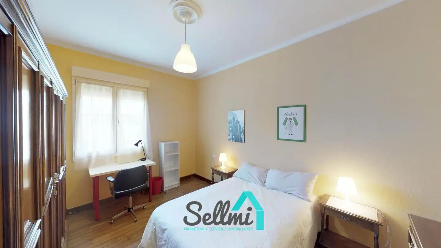 Bedroom of Flat for rent in Oviedo   with Heating, Parquet flooring and Furnished