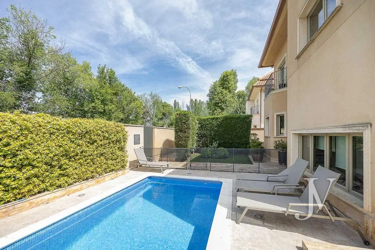 Piscina de Casa adosada en venda en Madrid amb Aire condicionat, Calefacció i Jardí privat