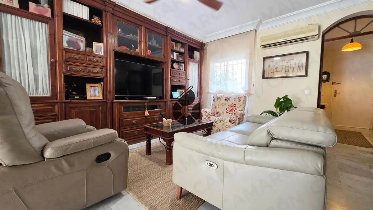 Sala de estar de Casa adosada en venta en Mairena del Aljarafe con Aire acondicionado y Trastero