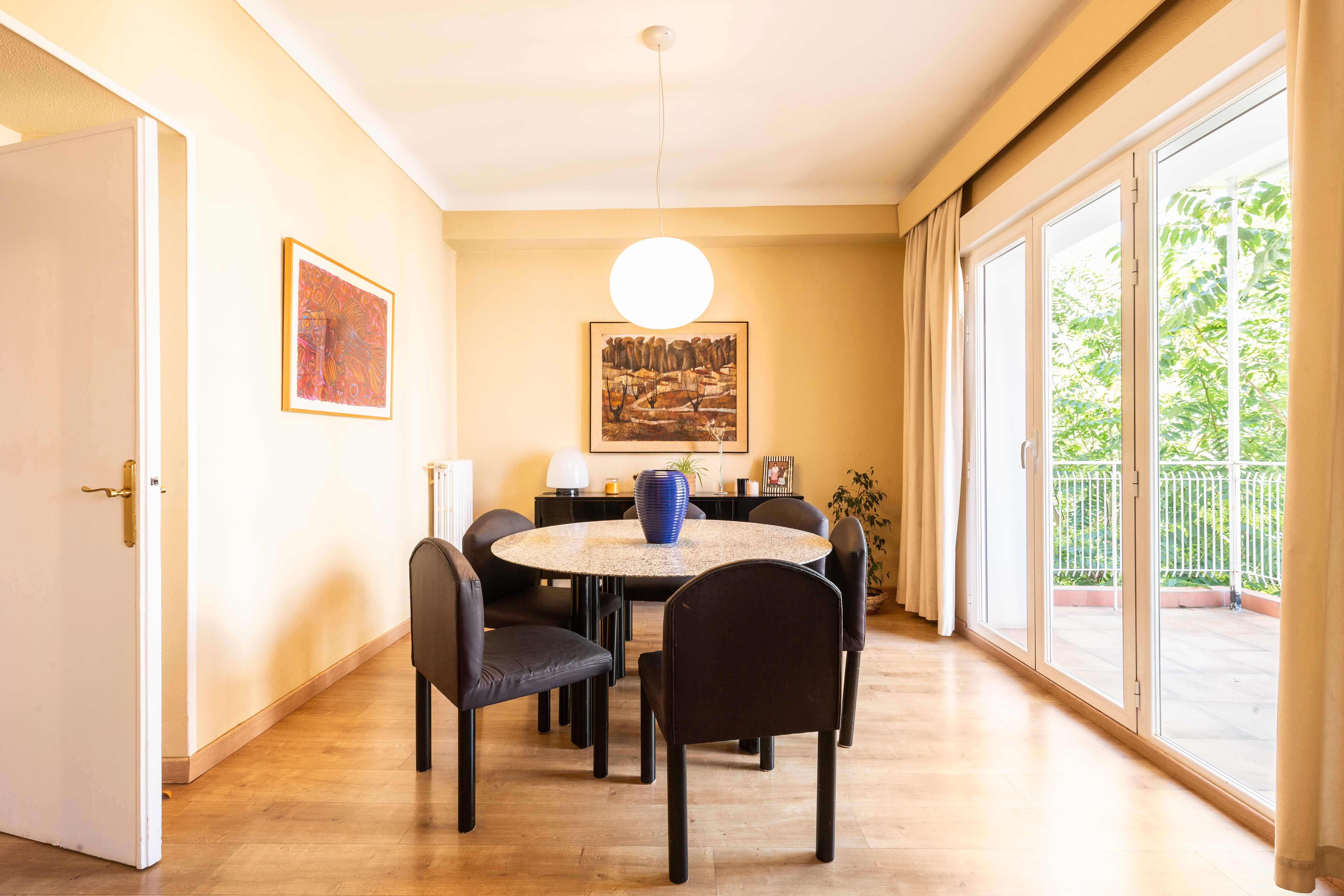 Menjador de Apartament de lloguer en  Madrid Capital amb Aire condicionat, Terrassa i Balcó