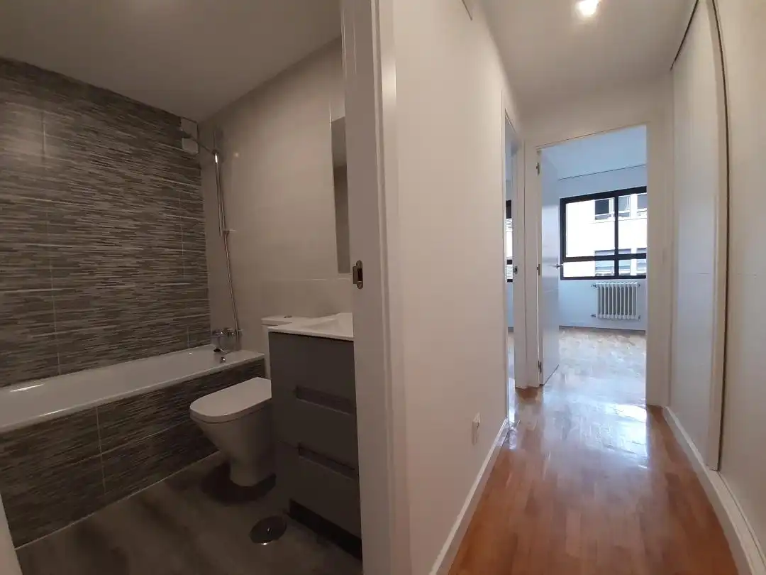 Bathroom of Flat for rent in Pozuelo de Alarcón  with Air Conditioner, Heating and Parquet flooring
