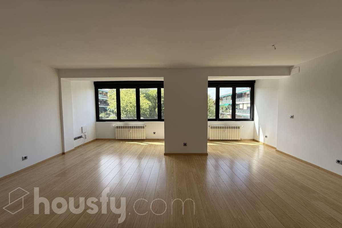 Living room of Flat to rent in  Madrid Capital  with Air Conditioner, Parquet flooring and Storage room