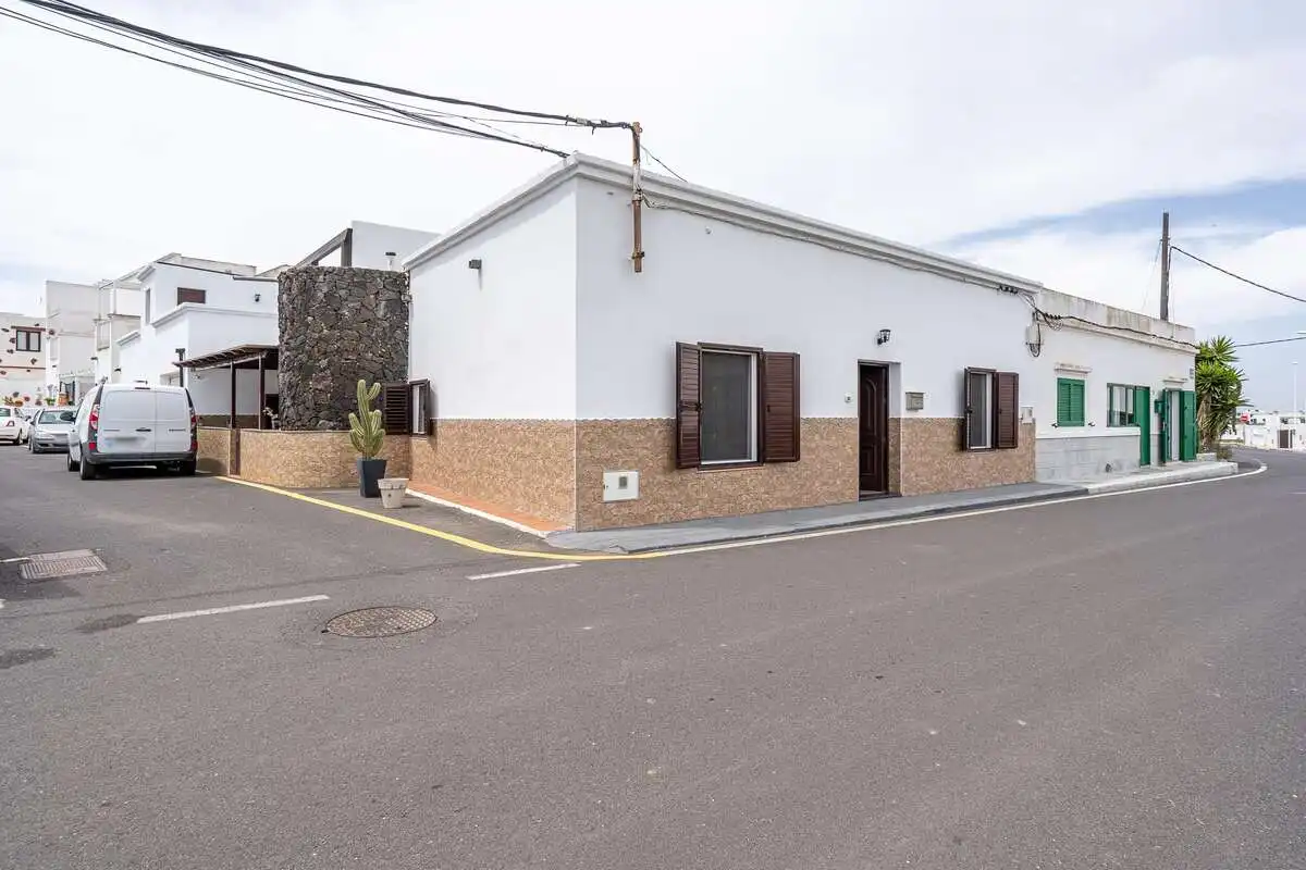 Vista exterior de Casa o chalet en venta en San Bartolomé con Trastero y Amueblado