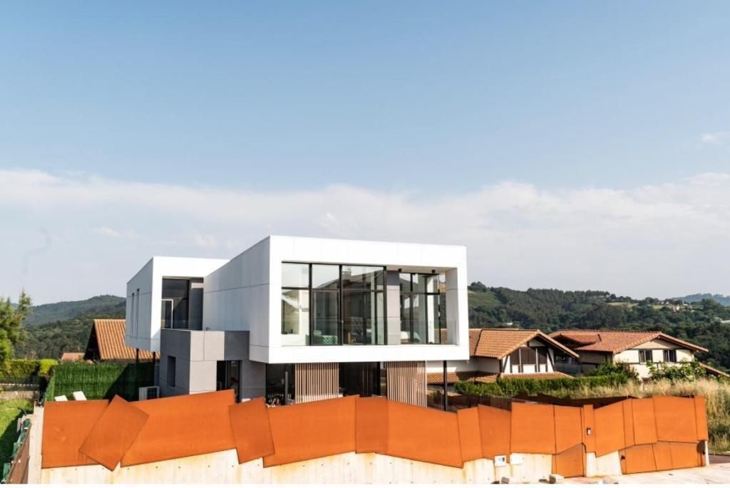 Vista exterior de Casa adosada en venda en Barrika amb Piscina